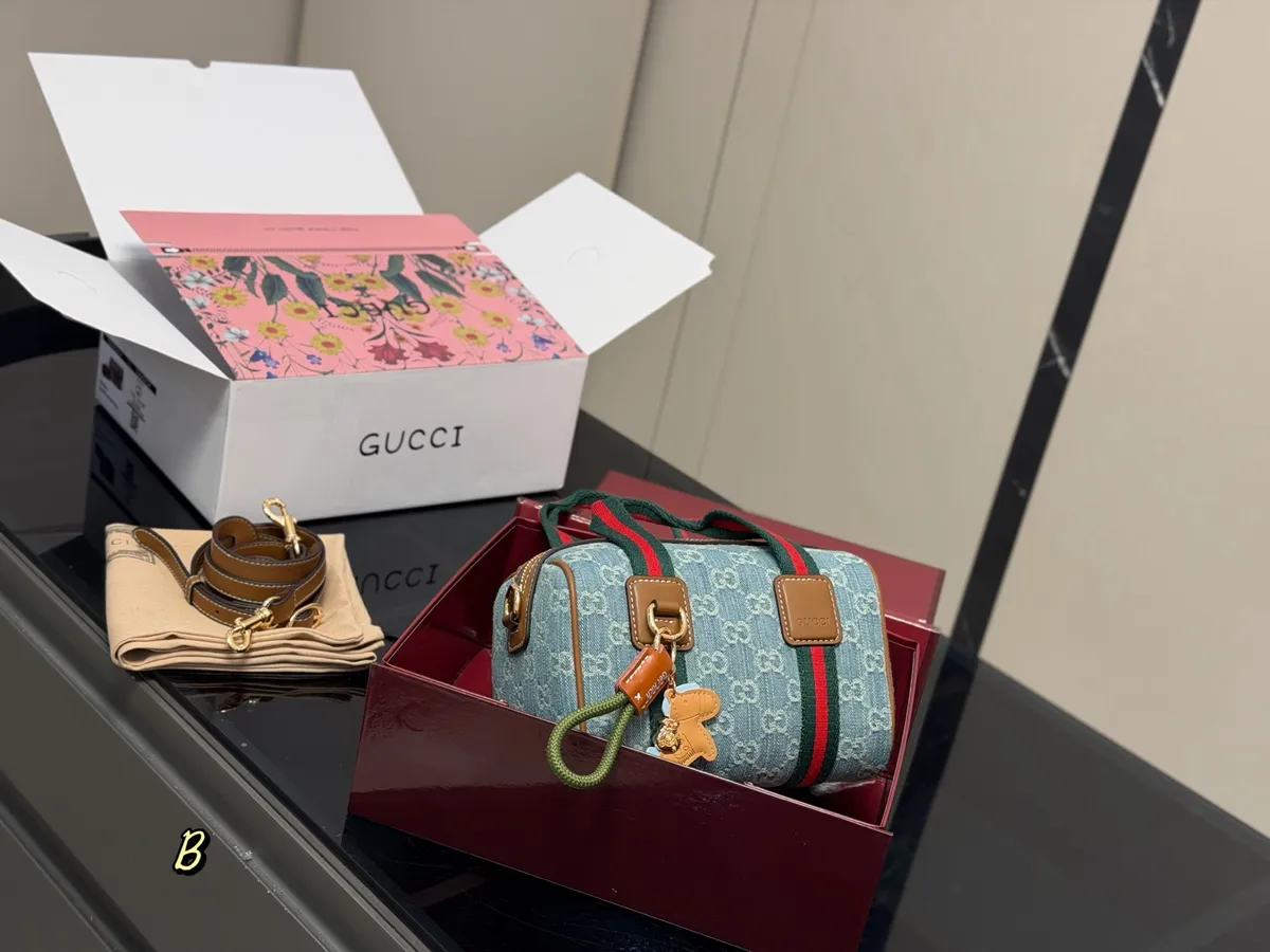 Gucci Marmont Handbag - 21 × 16 cm — source photograph 1 of 3