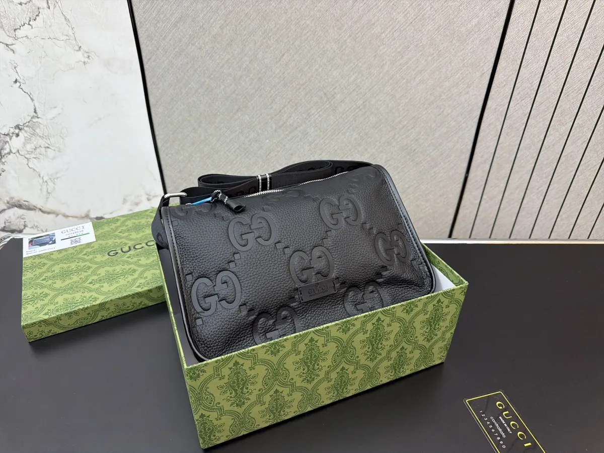 Gucci Messenger Bag - 32 × 24 cm — source photograph 1 of 3