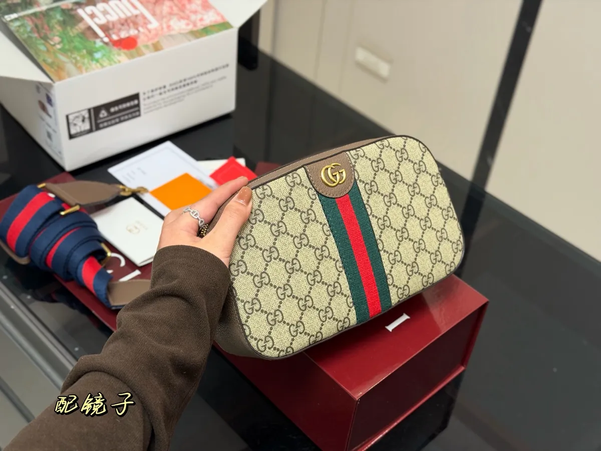 Gucci Monogram Camera Bag - 24 × 15 cm — source photograph 1 of 3