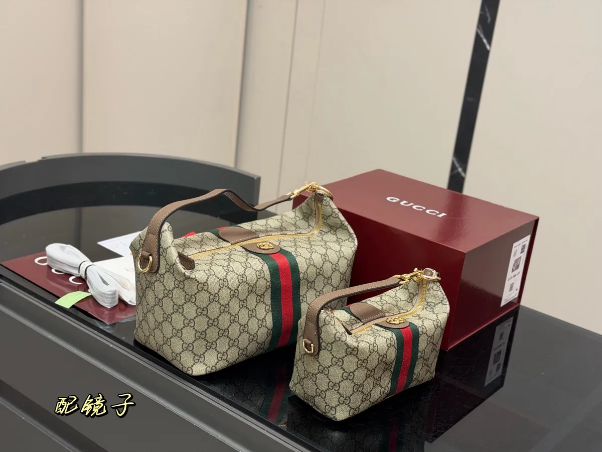 Gucci Monogram Handbag - 19 × 13 cm Options — source photograph 1 of 3