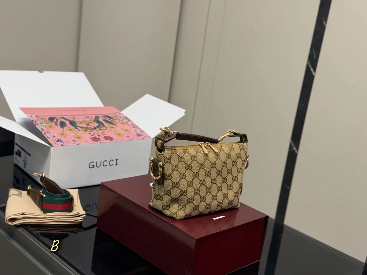 Gucci Monogram Handbag - 19 × 14 cm — source photograph 1 of 3