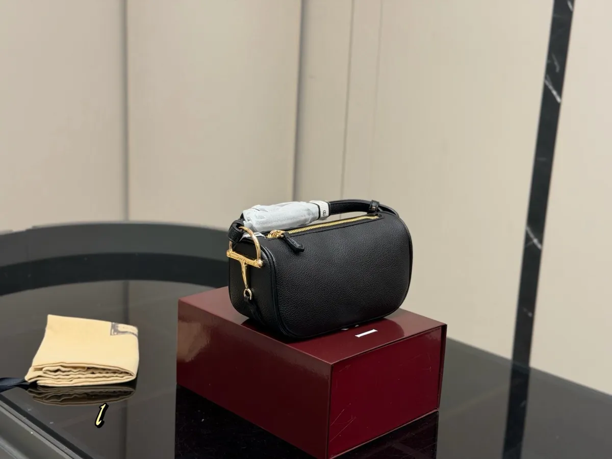 Gucci Monogram Mini Bag - 20 × 12 cm — source photograph 1 of 3