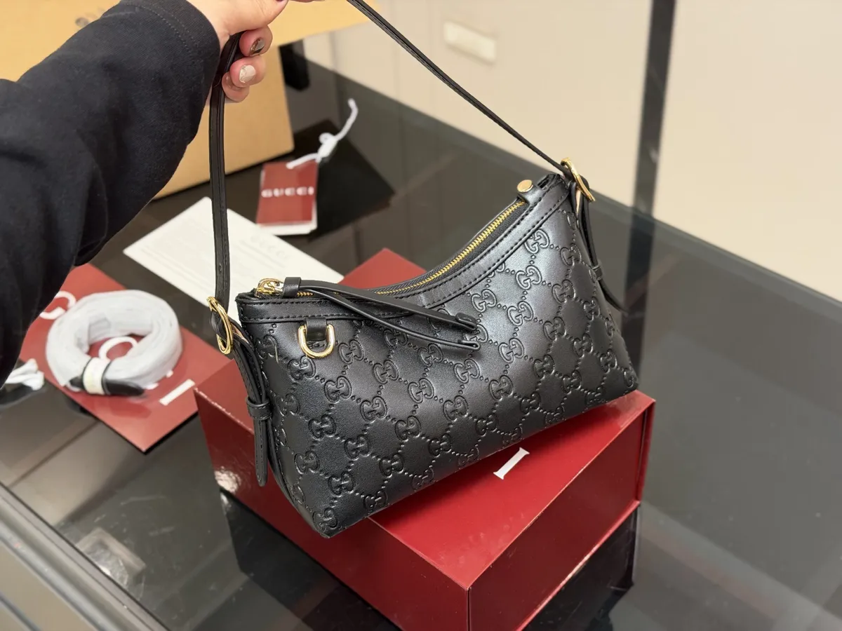 Gucci Ophidia Monogram Shoulder Bag - 22 × 14 cm — source photograph 1 of 3