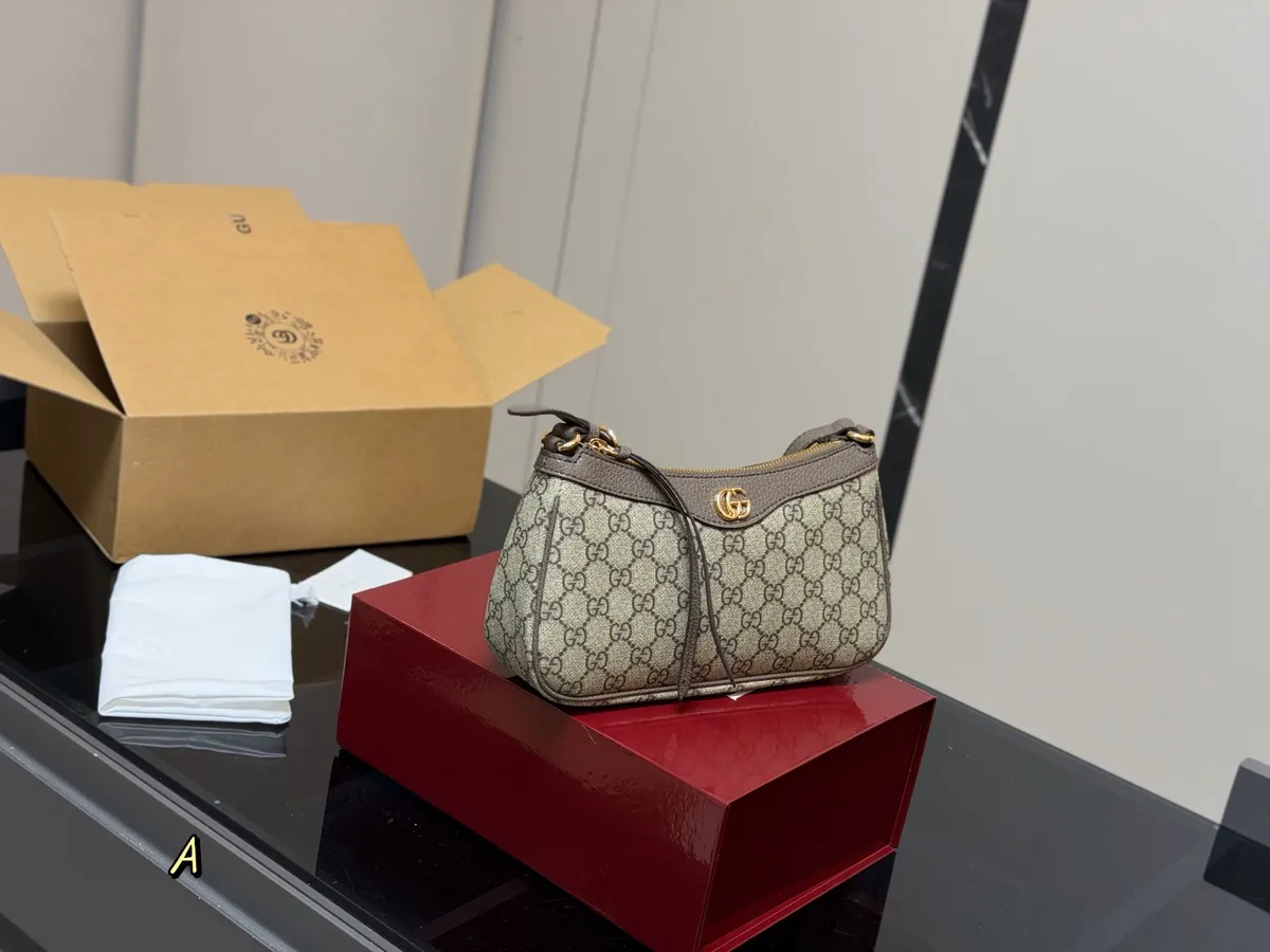 Gucci Ophidia Monogram Shoulder Bag - 26 × 14 cm — source photograph 1 of 3