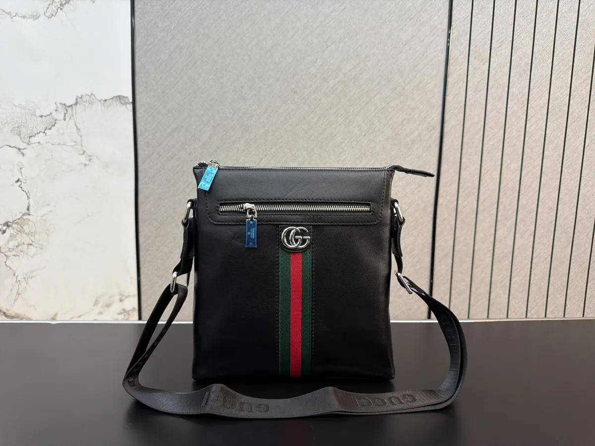 Gucci Printed Crossbody Bag - 23 × 27 cm — source photograph 1 of 3