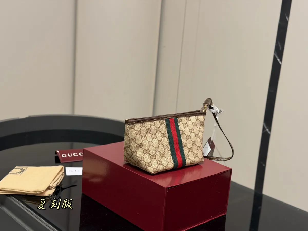 Gucci Shoulder Bag - 17 × 14 cm — source photograph 1 of 3