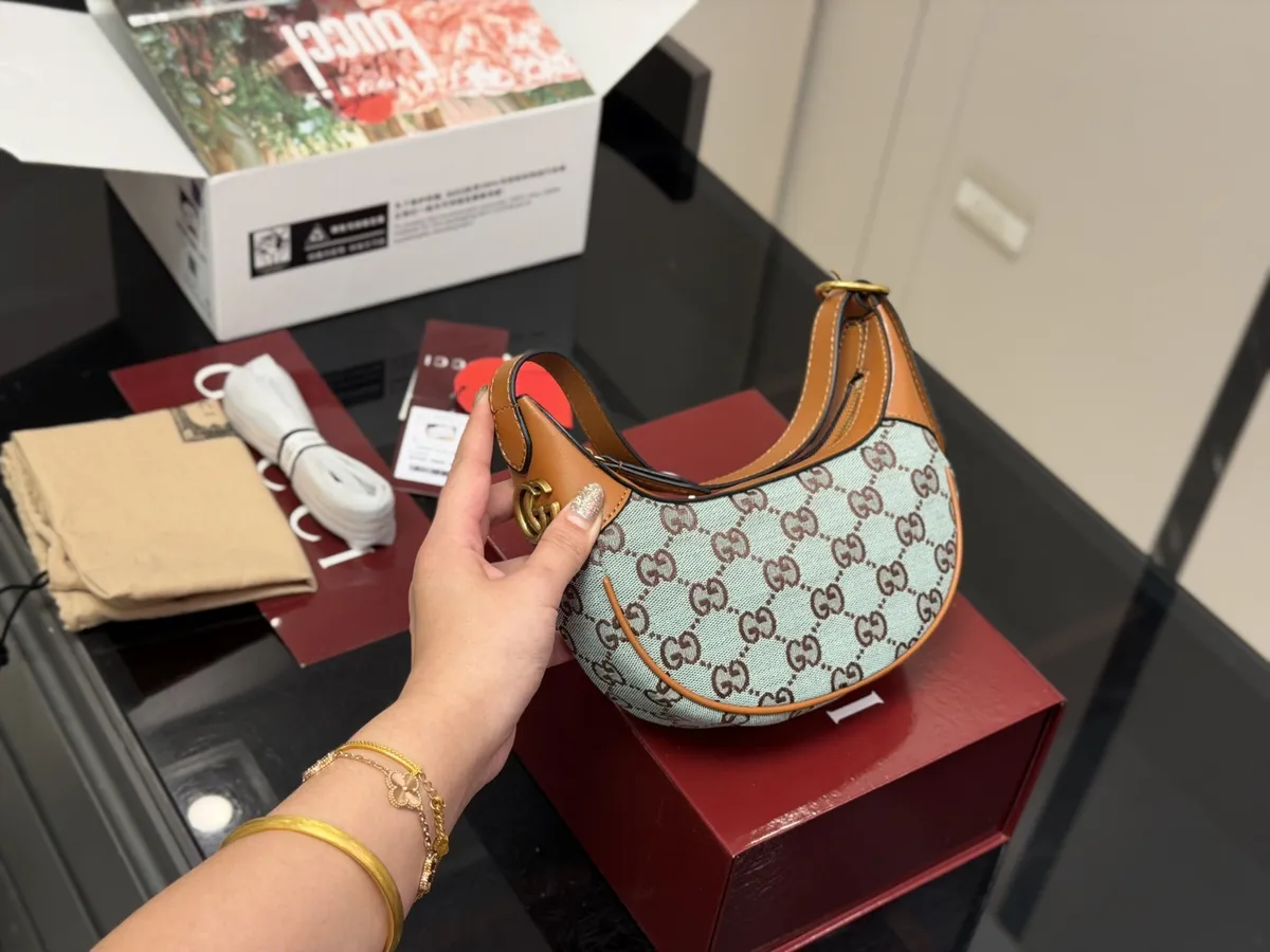 Gucci Shoulder Bag - 19 × 10 cm — source photograph 1 of 3