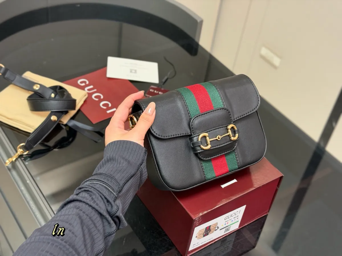 Gucci Shoulder Bag - 20 × 15 cm — source photograph 1 of 3