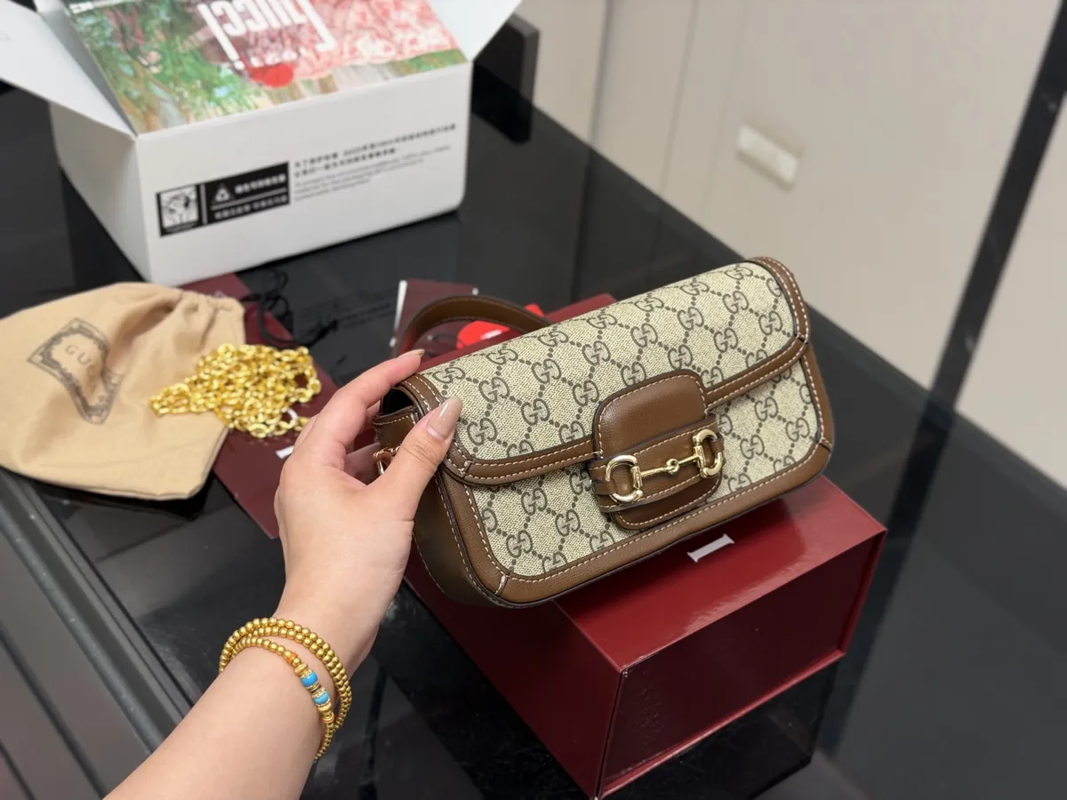 Gucci Shoulder Bag - 24 × 14 cm — source photograph 1 of 3