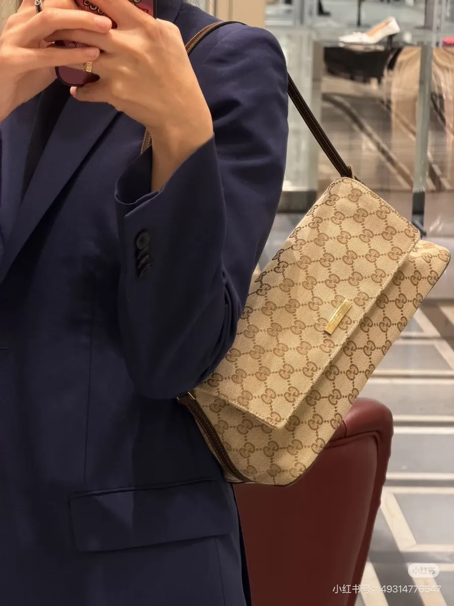 Gucci Shoulder Bag — source photograph 1 of 3