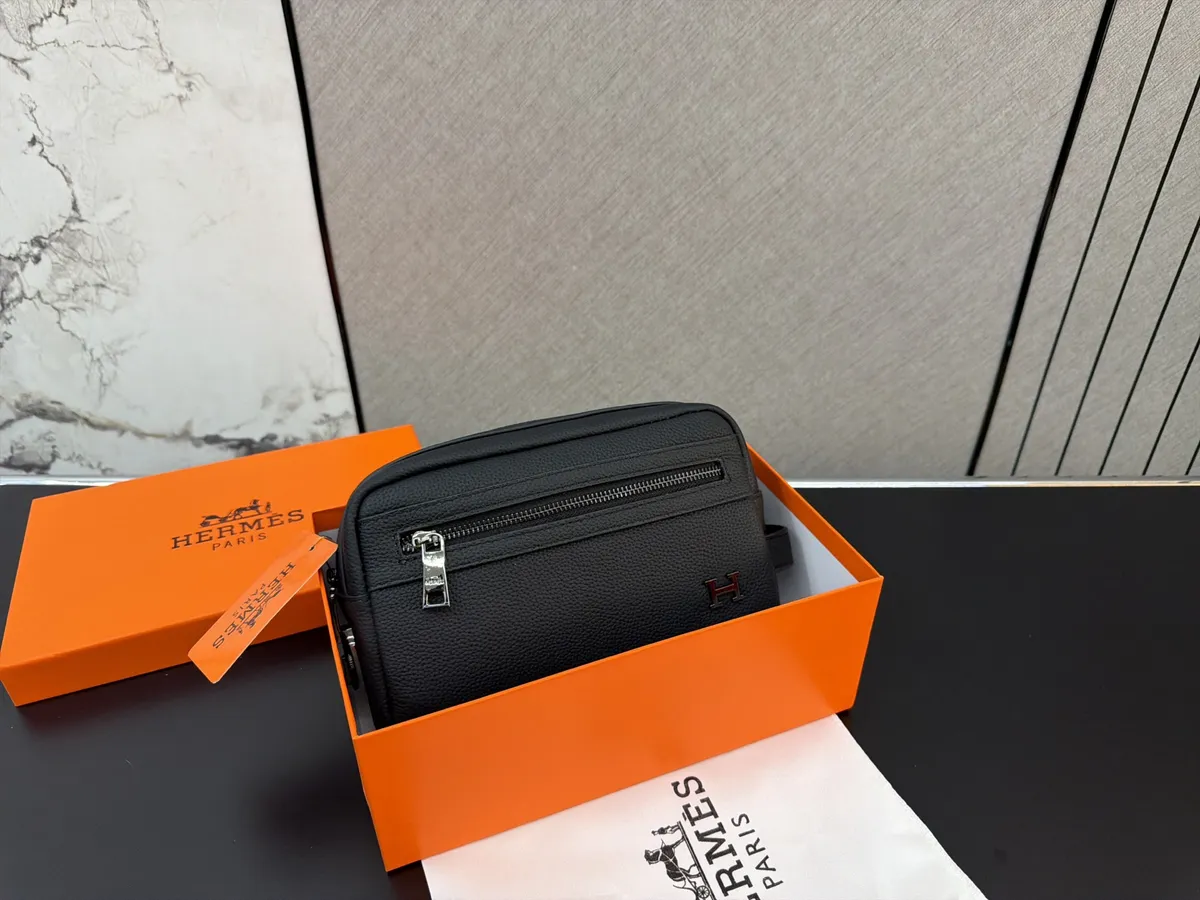 Hermès Clutch Bag - 15 × 25 cm — source photograph 1 of 3