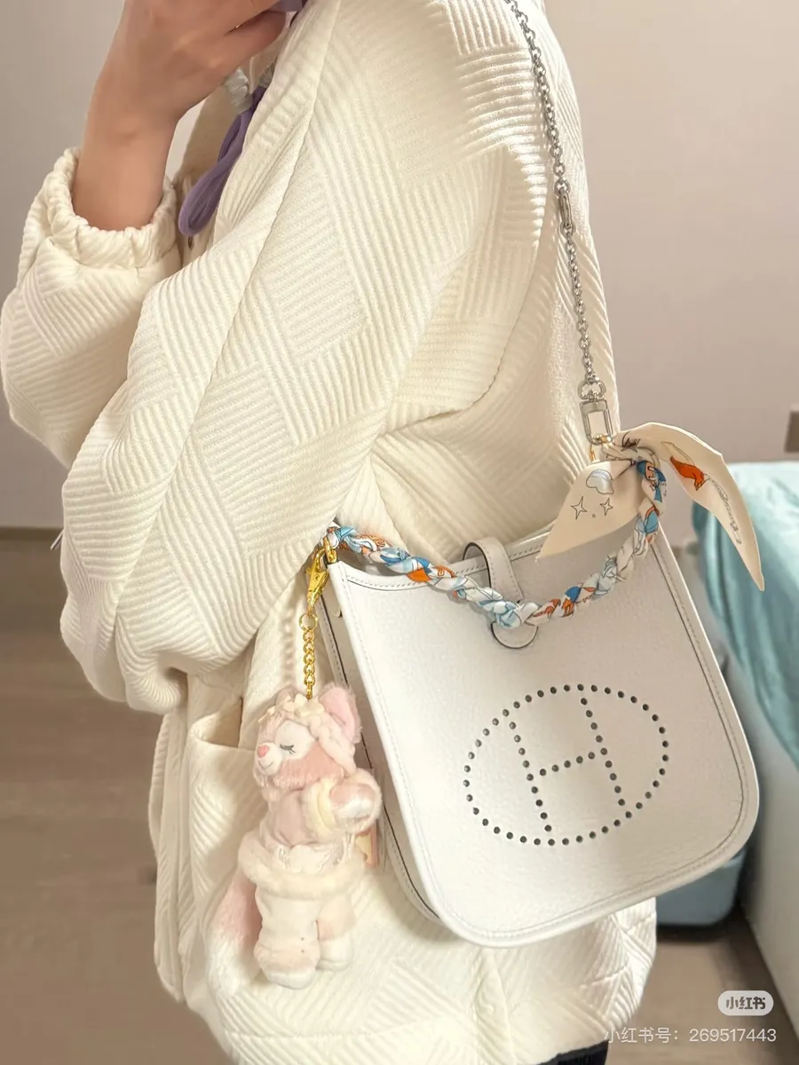 Hermès Evelyne Mini Bag - 16 cm — source photograph 1 of 3