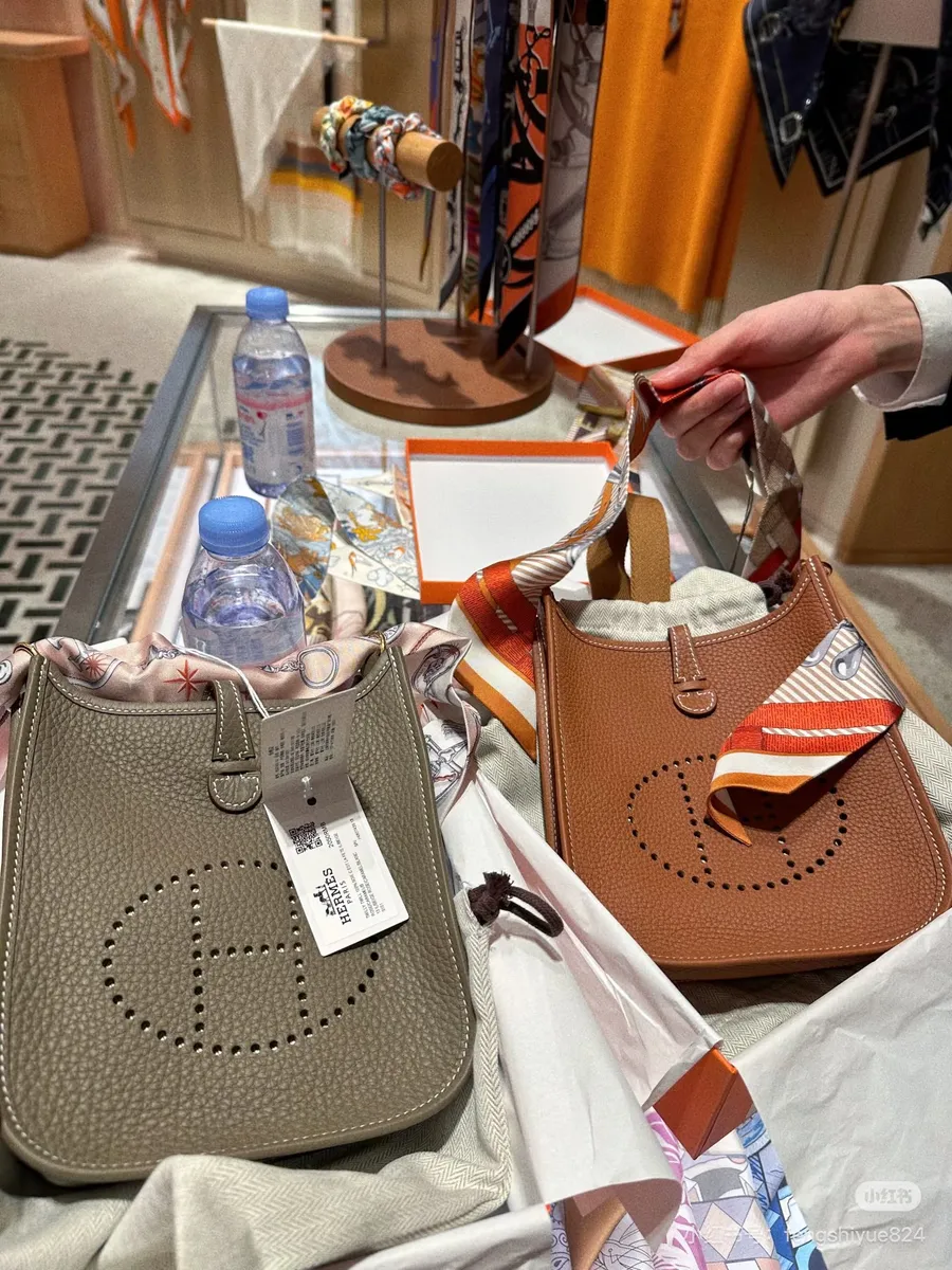 Hermès Evelyne Shoulder Bag — source photograph 1 of 3