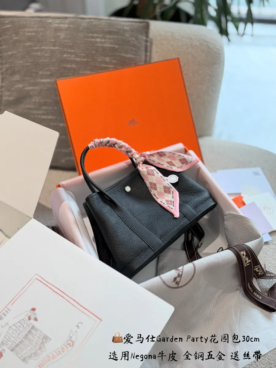 Hermès Garden Party Handbag - 30 cm — source photograph 1 of 3