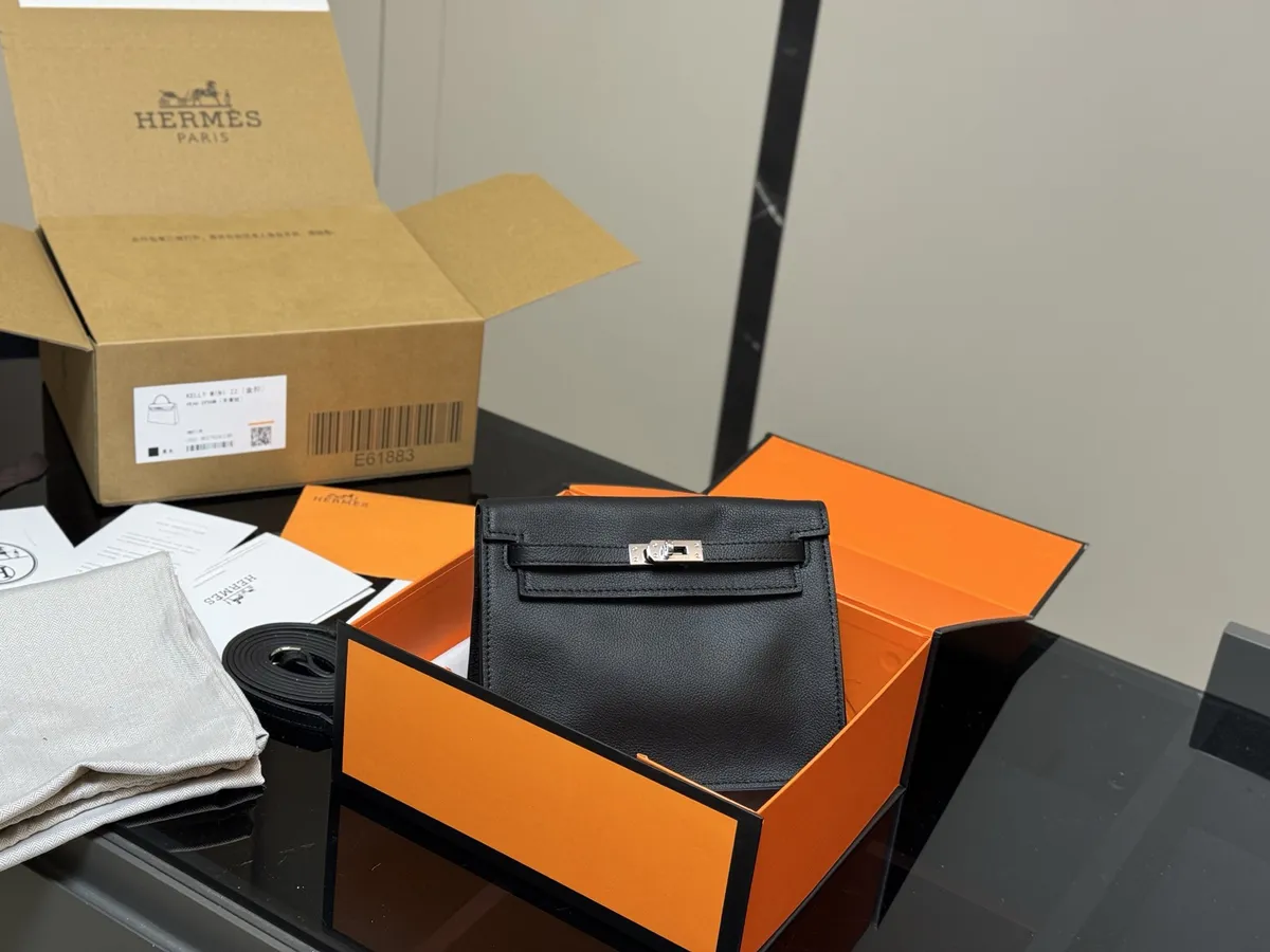Hermès Handbag - 20 × 16 cm — source photograph 1 of 3