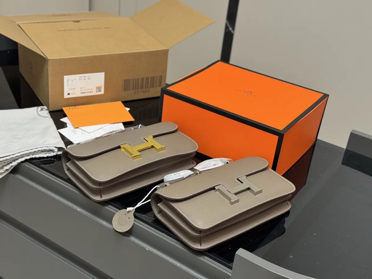 Hermès Handbag - 26 × 14 cm — source photograph 1 of 3