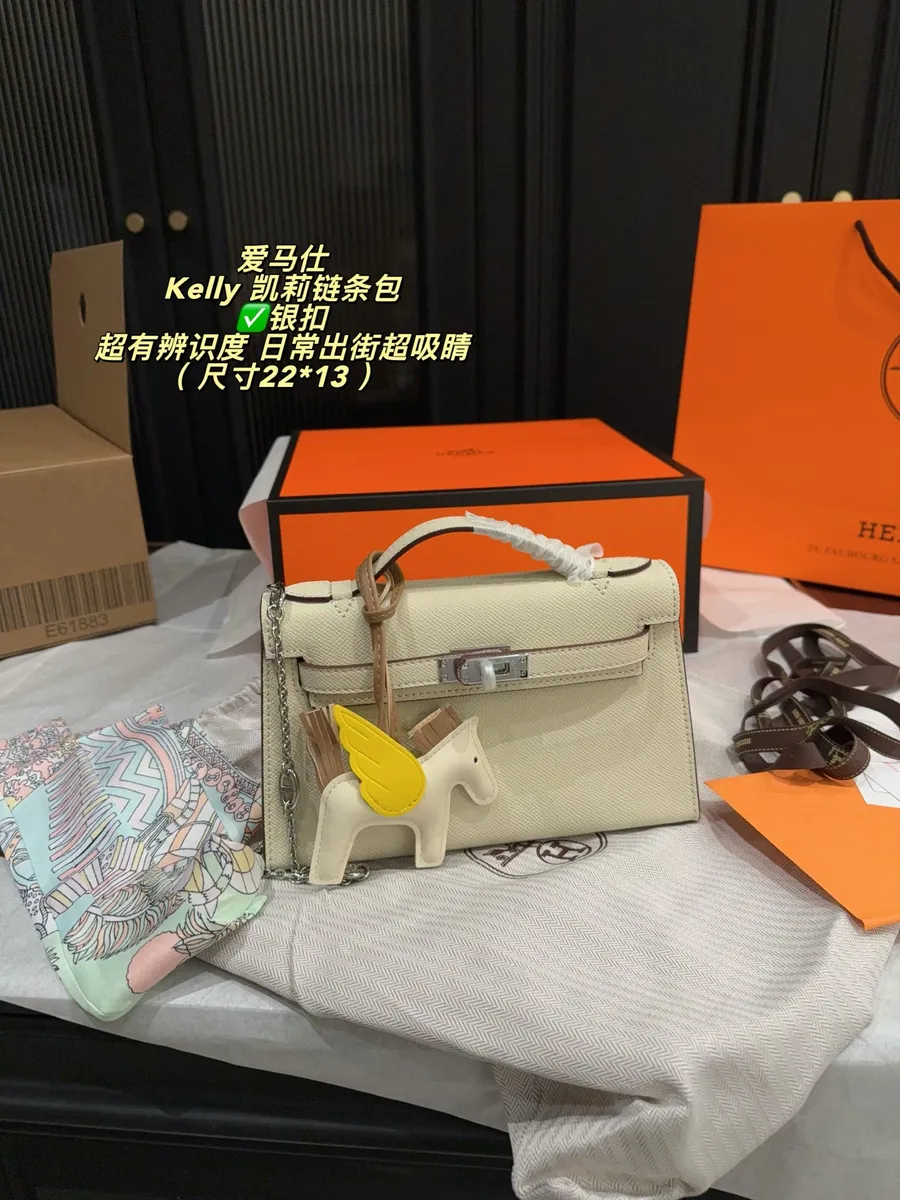 Hermès Kelly Chain Handbag — source photograph 1 of 3