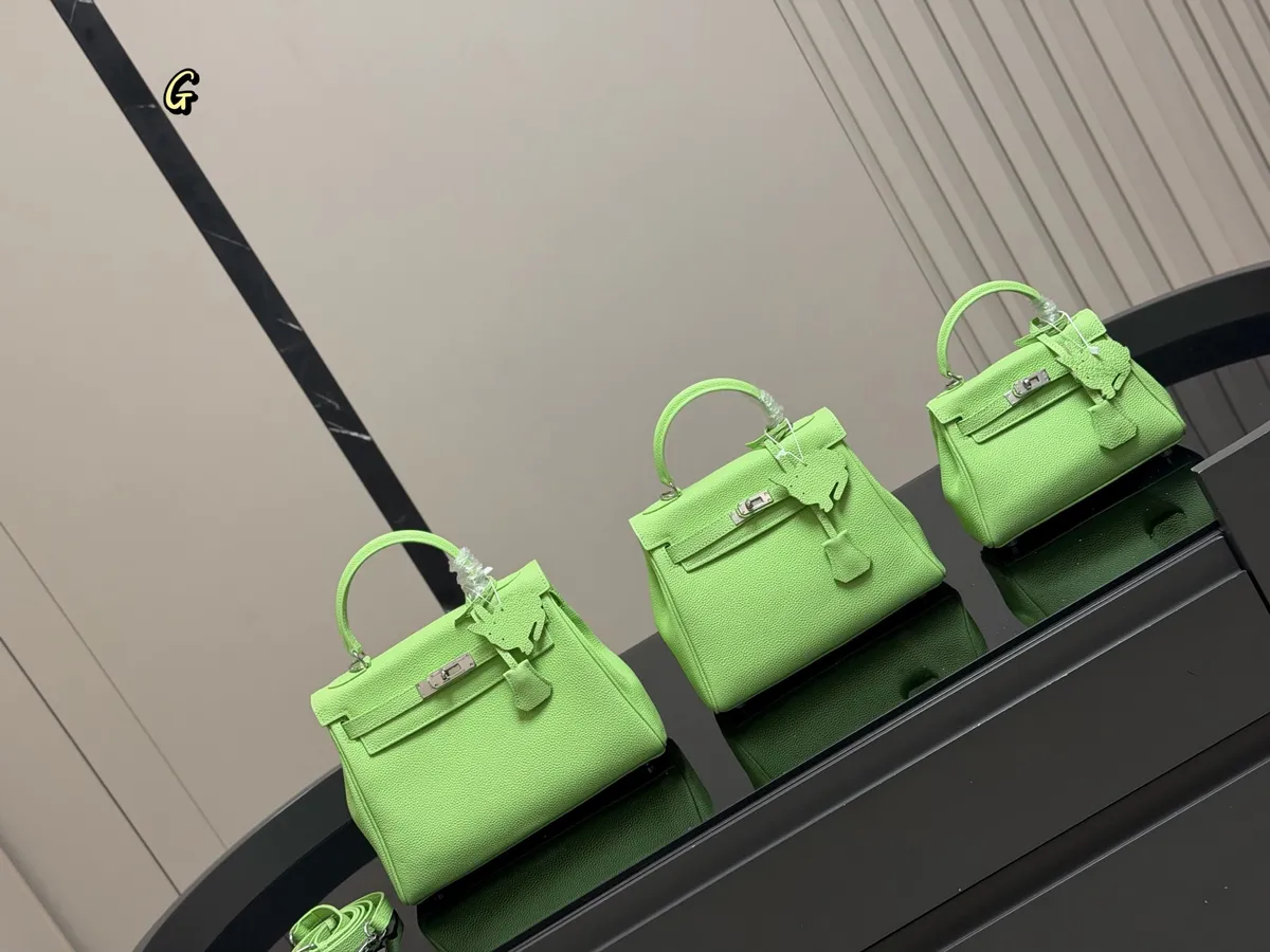 Hermès Kelly Handbag - 20 cm Options — source photograph 1 of 3