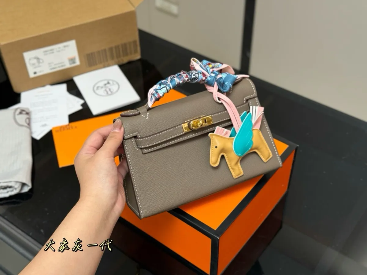 Hermès Kelly Handbag - 22 × 13 cm — source photograph 1 of 3