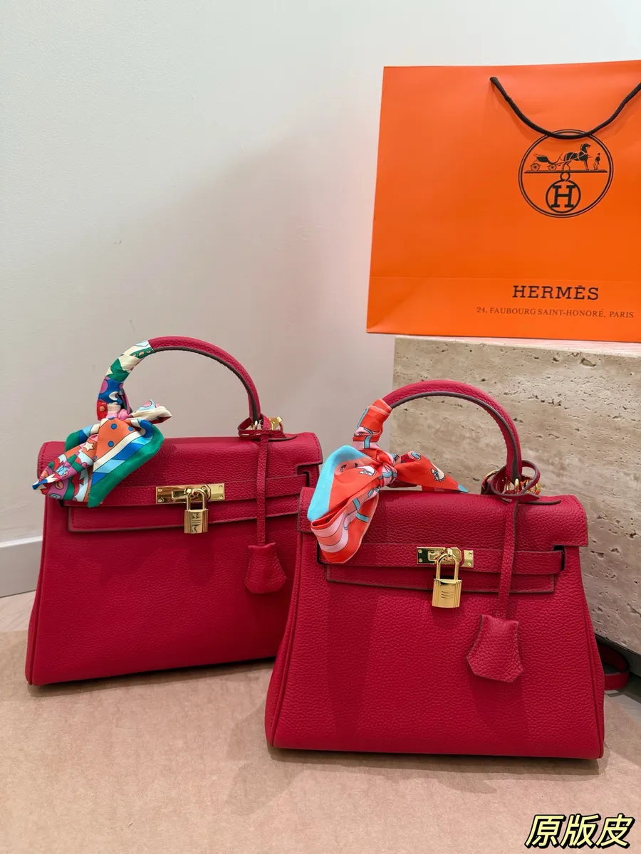 Hermès Kelly Handbag - 28 cm Options — source photograph 1 of 3