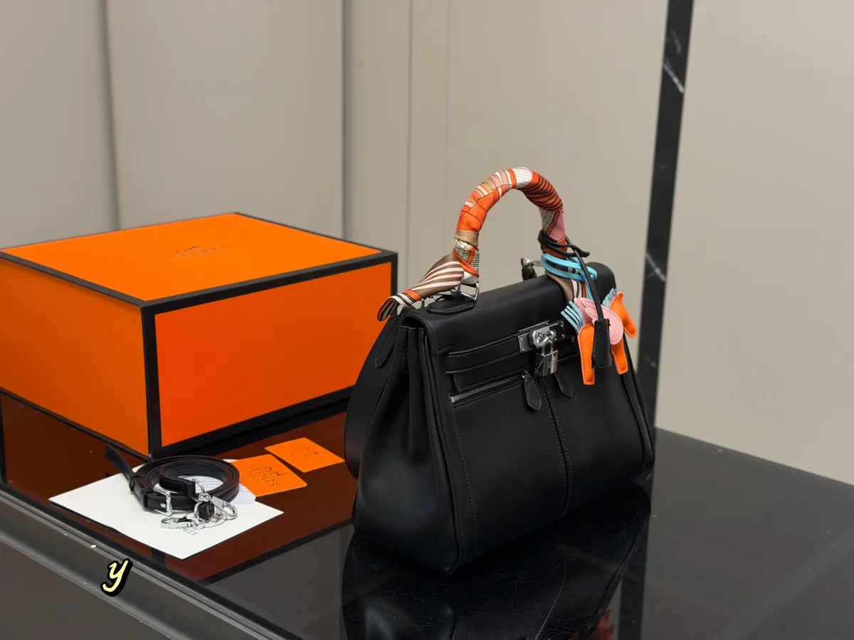 Hermès Kelly Handbag - 30 cm — source photograph 1 of 3