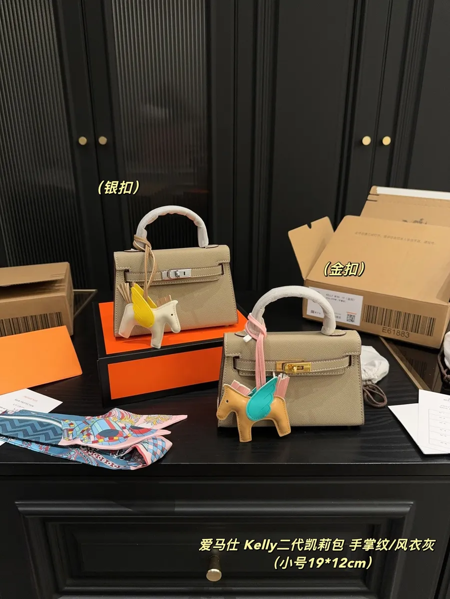 Hermès Kelly Handbag — source photograph 1 of 3