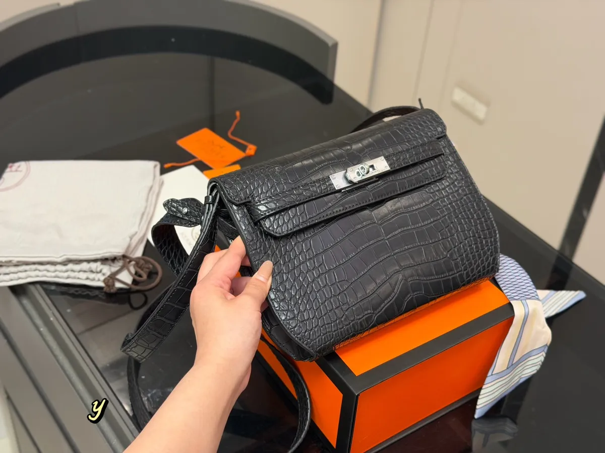 Hermès Kelly Shoulder Bag - 25 × 18 cm — source photograph 1 of 3