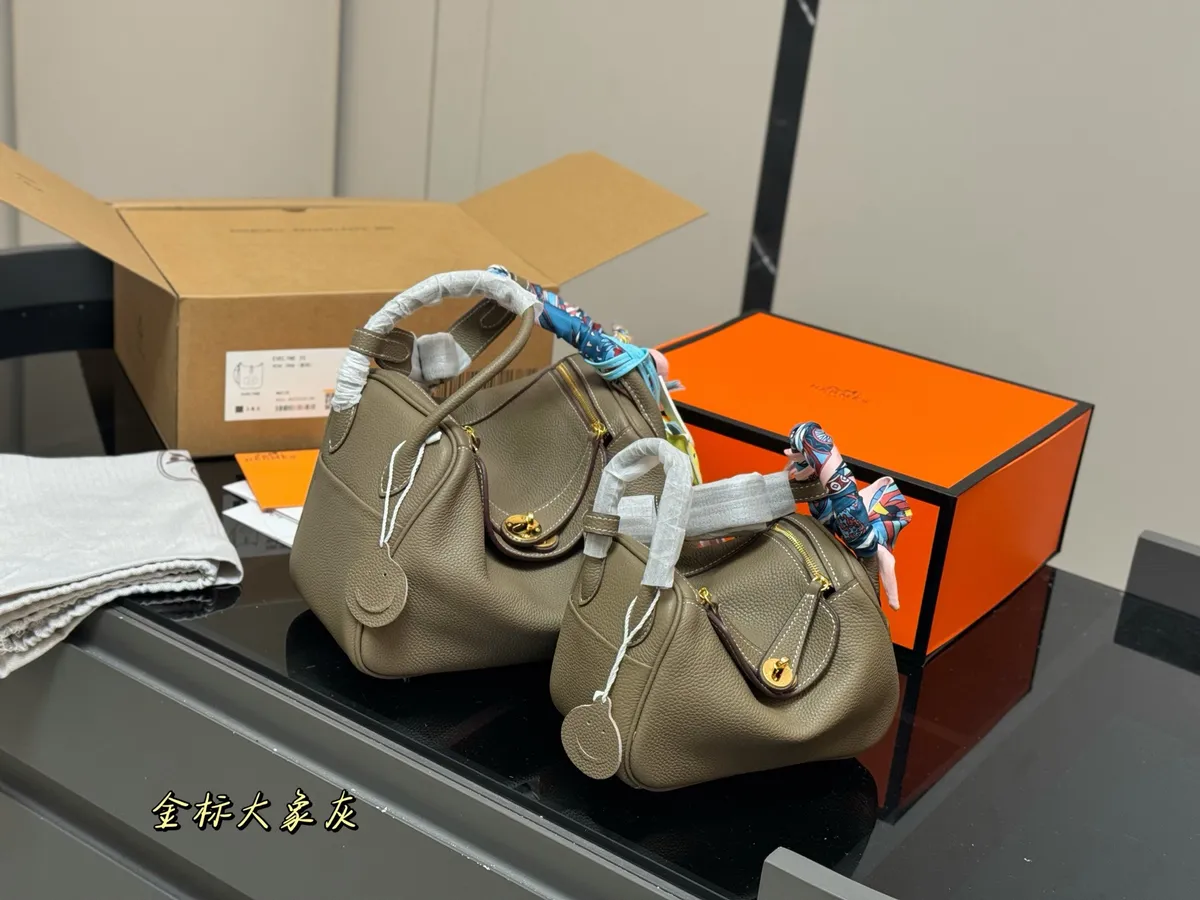 Hermès Lindy Handbag - 26 × 18 cm Options — source photograph 1 of 3
