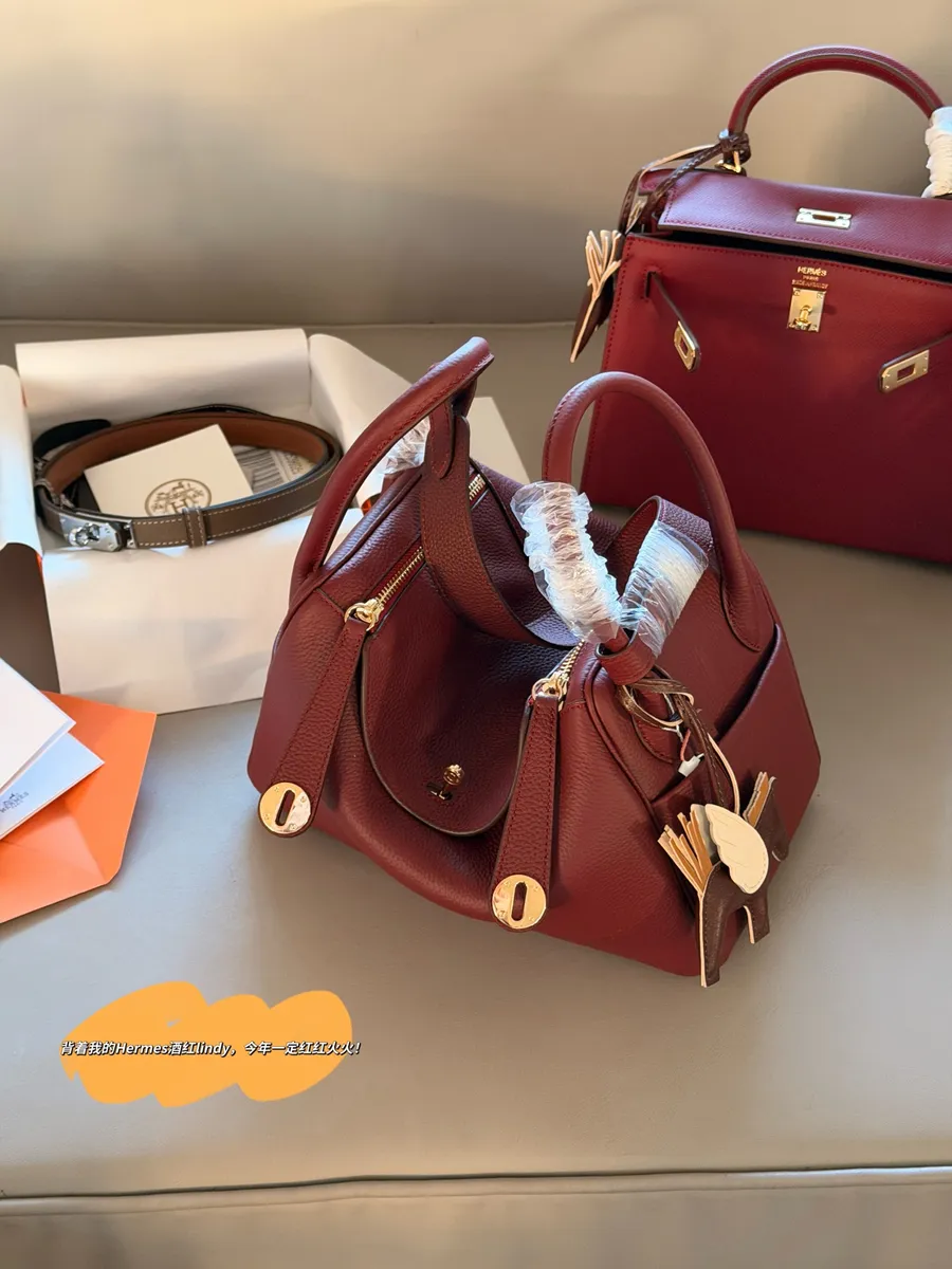 Hermès Lindy Handbag - 26 × 18 cm — source photograph 1 of 3