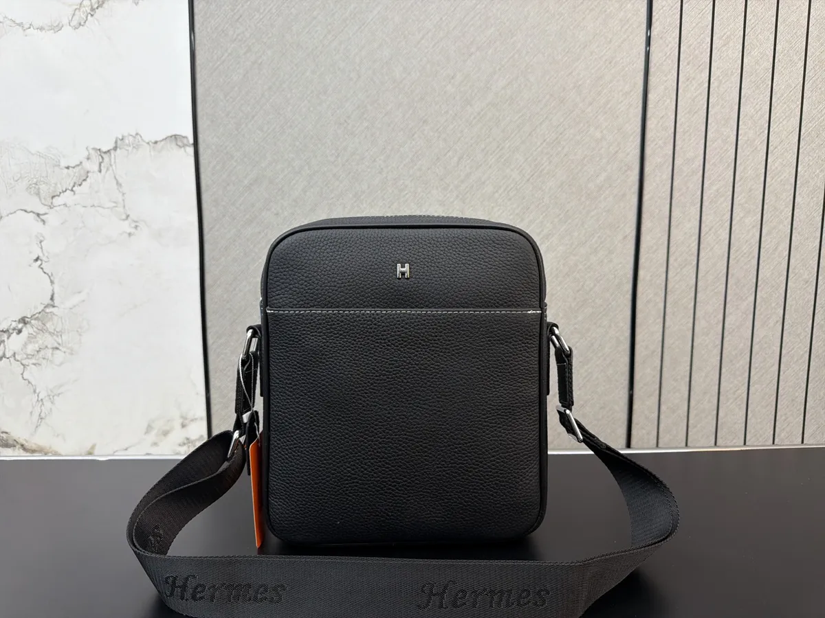 Hermès Messenger Bag - 23 × 26 cm — source photograph 1 of 3