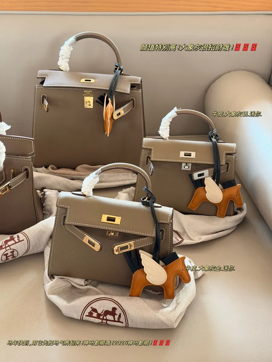Hermès Mini Bag - 19 × 12.5 cm — source photograph 1 of 3