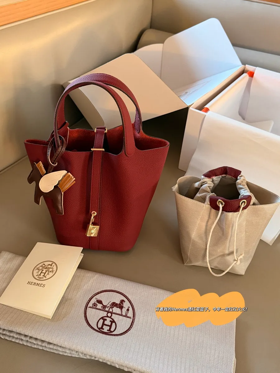 Hermès Picotin Bucket Bag - 18 × 19 cm — source photograph 1 of 3