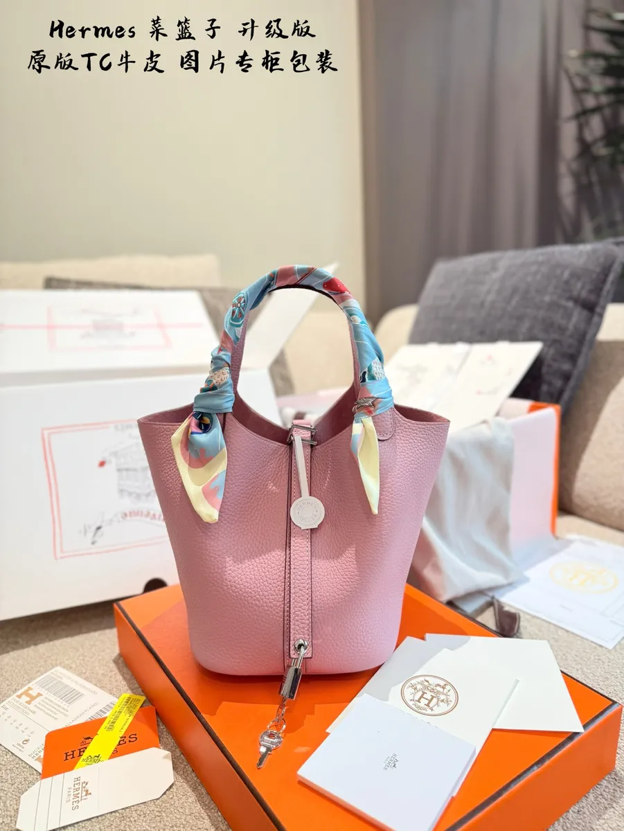 Hermès Picotin Bucket Bag - 18 cm — source photograph 1 of 3