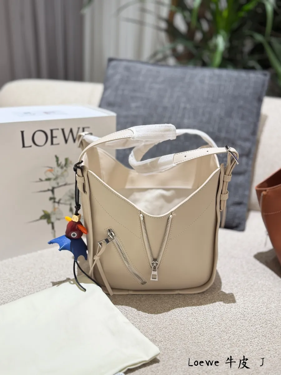 Loewe Hammock Handbag - 15 × 22.5 × 22 cm — source photograph 1 of 3