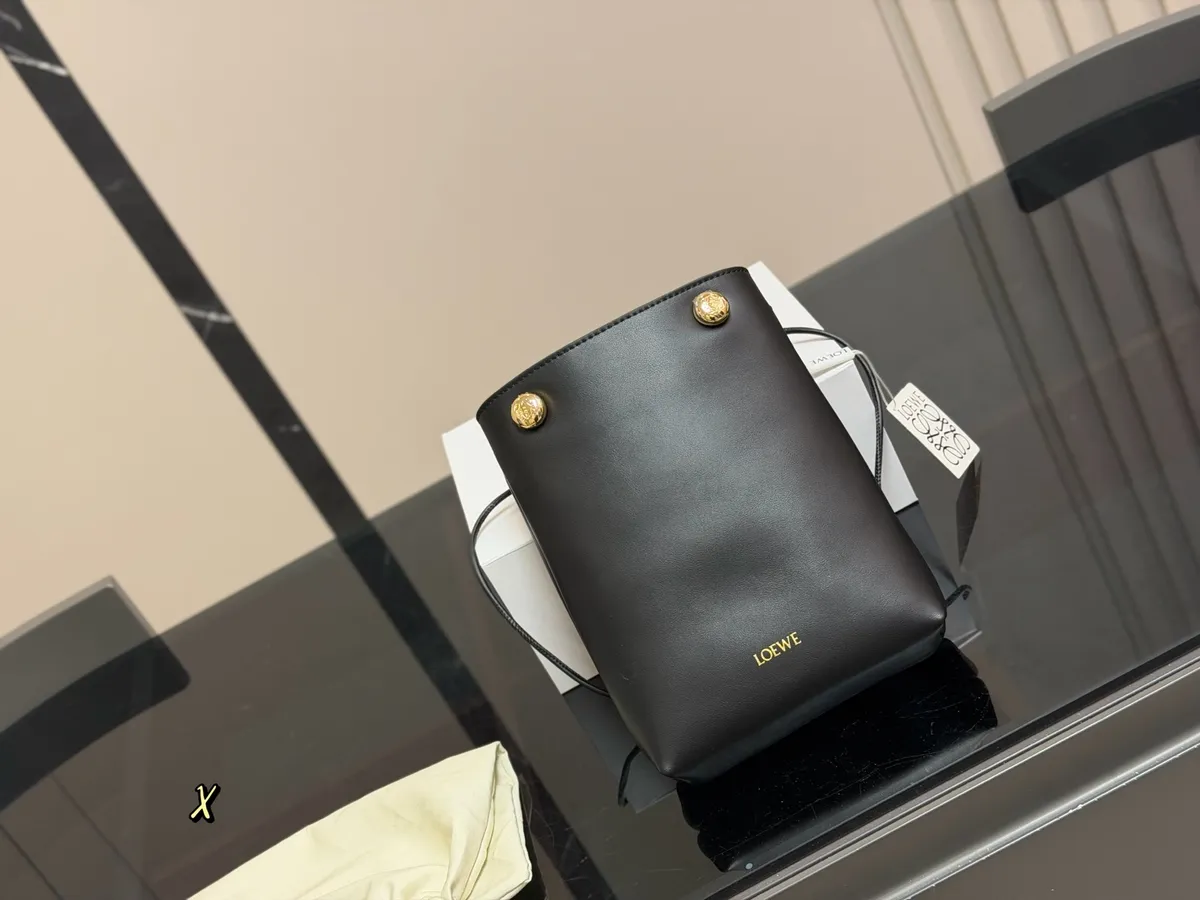 Loewe Pebble Handbag - 16 × 22 cm — source photograph 1 of 3