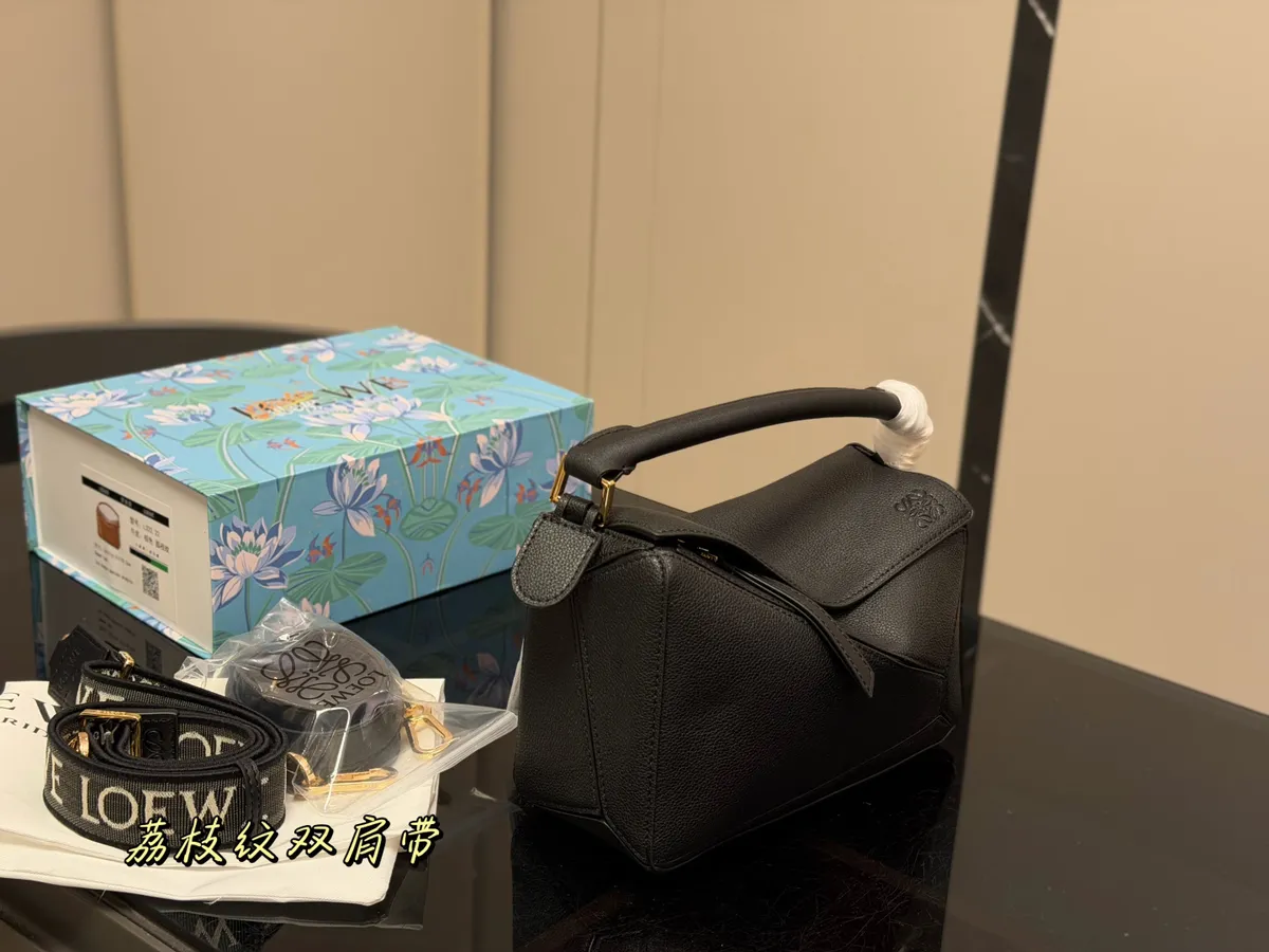 Loewe Puzzle Handbag - 24 × 15 cm — source photograph 1 of 3