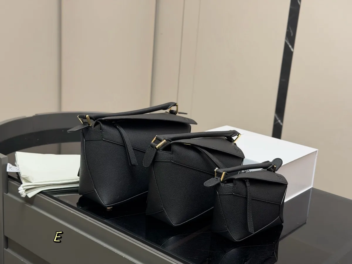 Loewe Puzzle Handbag - 29 × 19 cm Options — source photograph 1 of 3