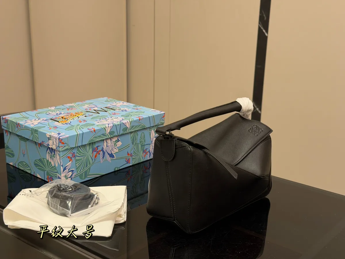 Loewe Puzzle Handbag - 29 × 19 cm — source photograph 1 of 3