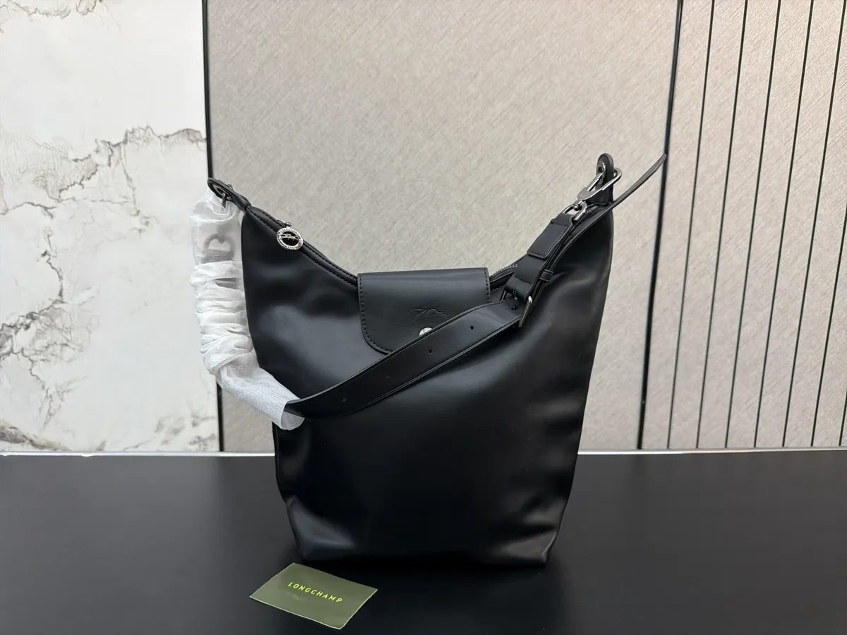 Longchamp Le Pliage Crossbody Bag - 26 × 23 cm — source photograph 1 of 3