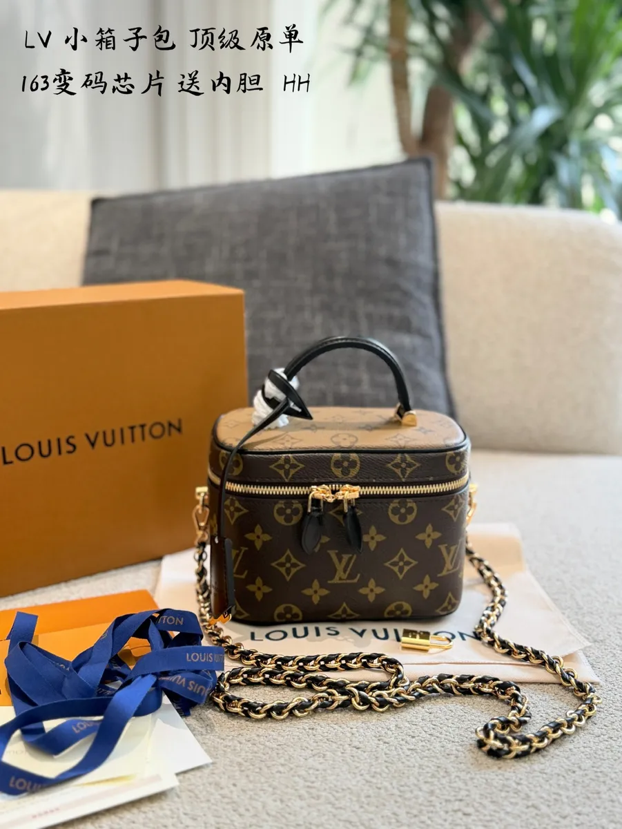 Louis Vuitton Canvas Monogram Crossbody Bag - 19 × 13 × 11 cm — source photograph 1 of 3