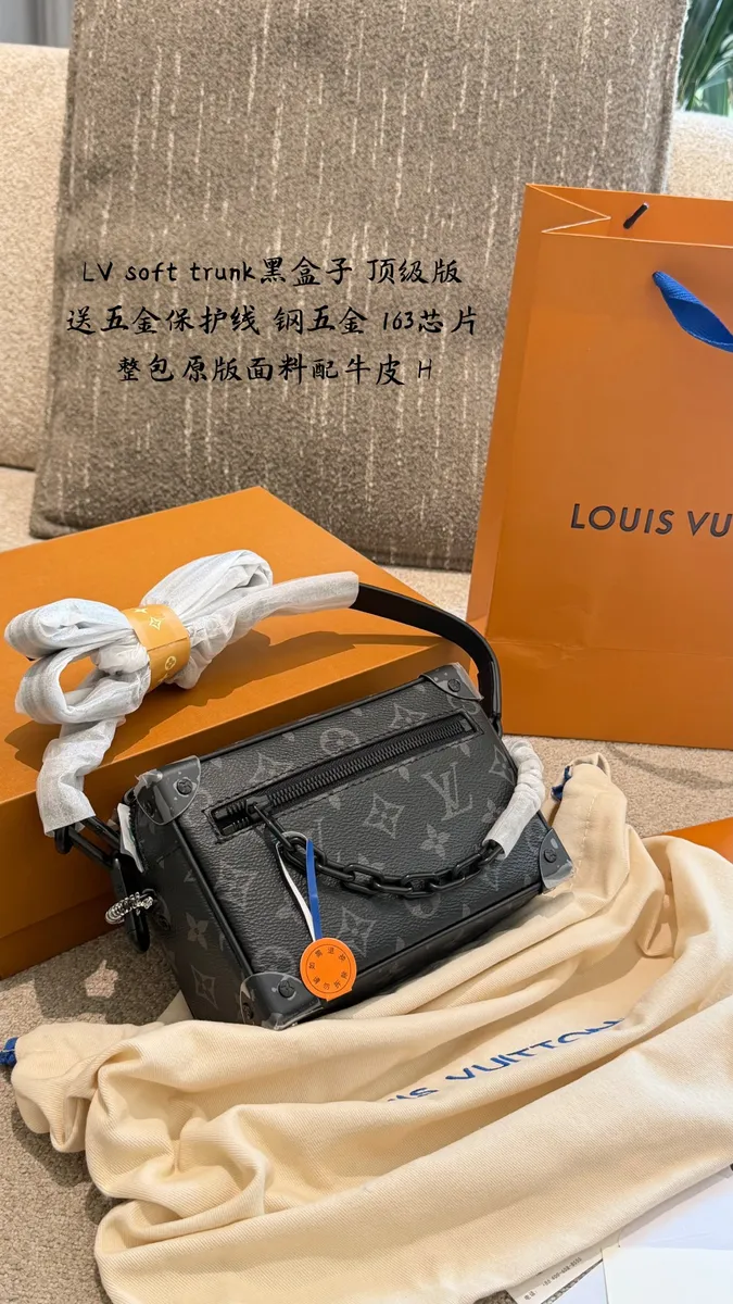 Louis Vuitton Canvas Monogram Crossbody Bag - 21 × 15 × 9 cm — source photograph 1 of 3