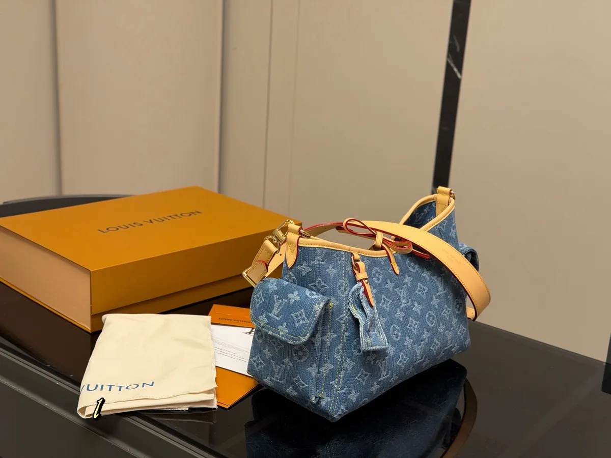 Louis Vuitton CarryAll Bow Crossbody Bag - 21 × 29 cm — source photograph 1 of 3