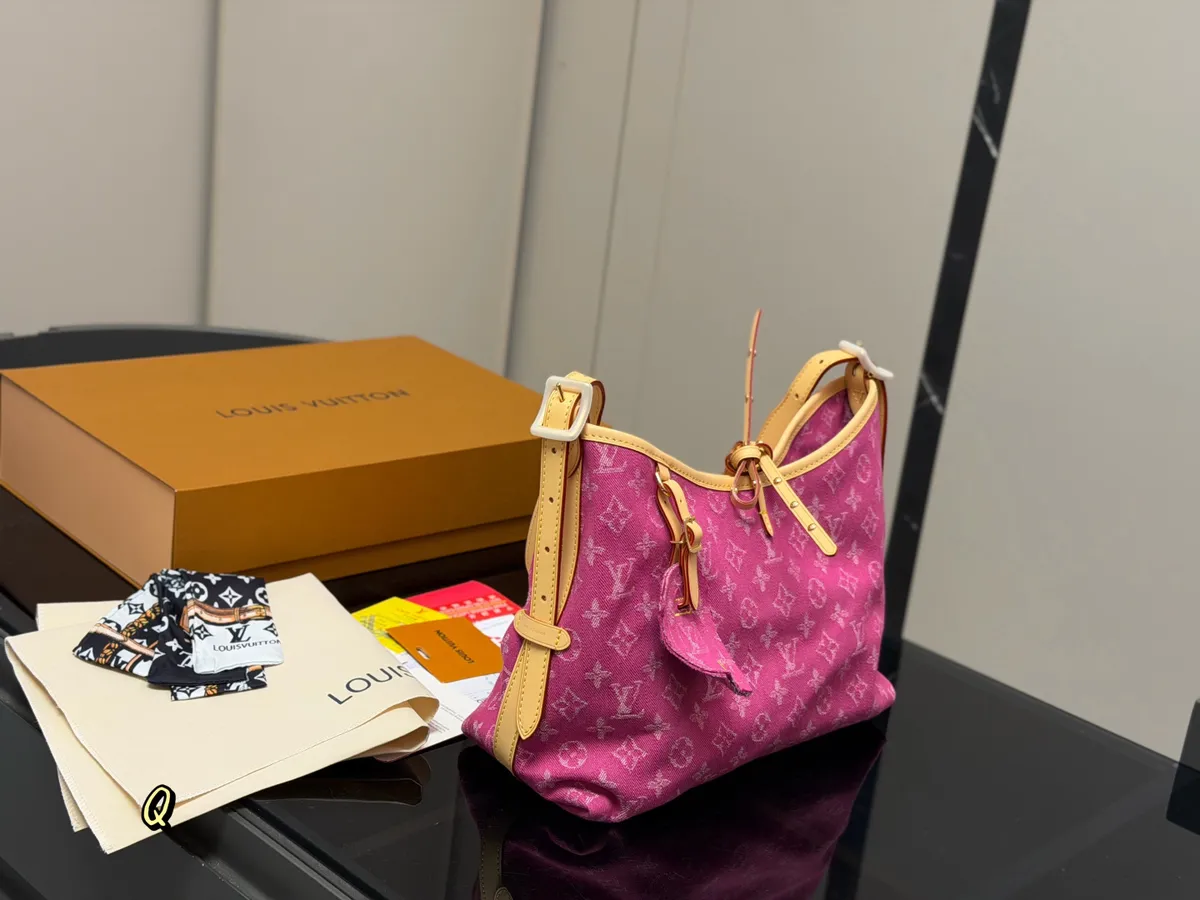 Louis Vuitton CarryAll Bow Handbag - 29 × 25 cm — source photograph 1 of 3