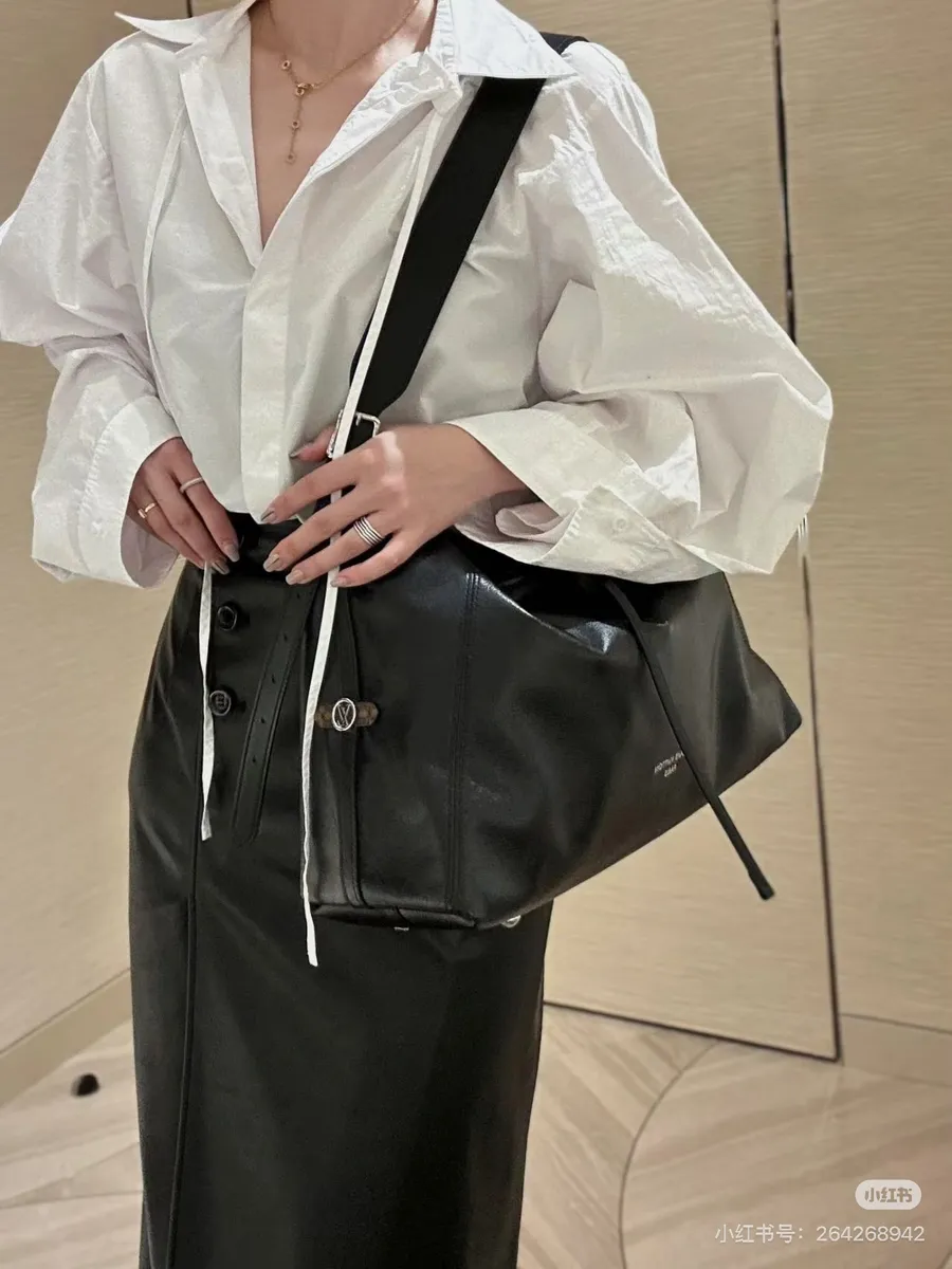 Louis Vuitton CarryAll Handbag — source photograph 1 of 3