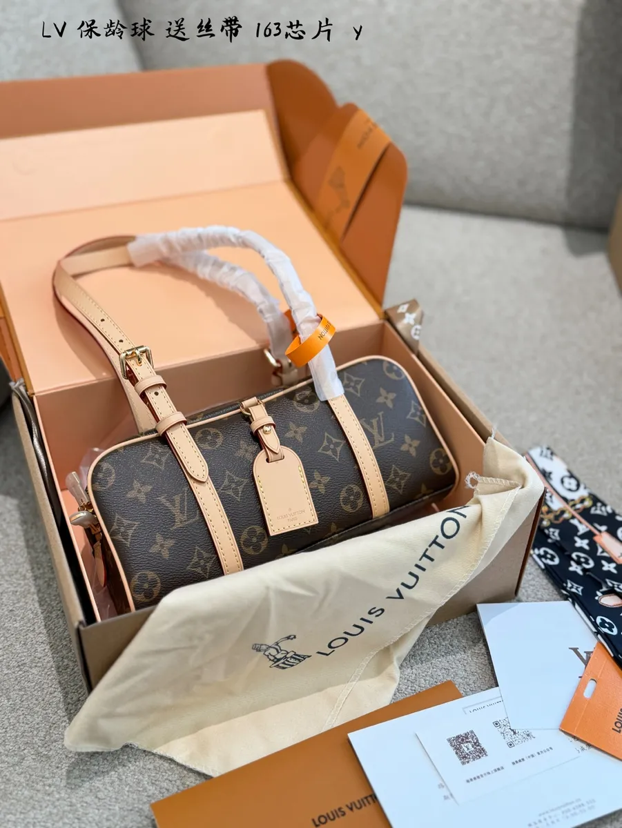 Louis Vuitton Cité Canvas Monogram Handbag - 28 cm — source photograph 1 of 3