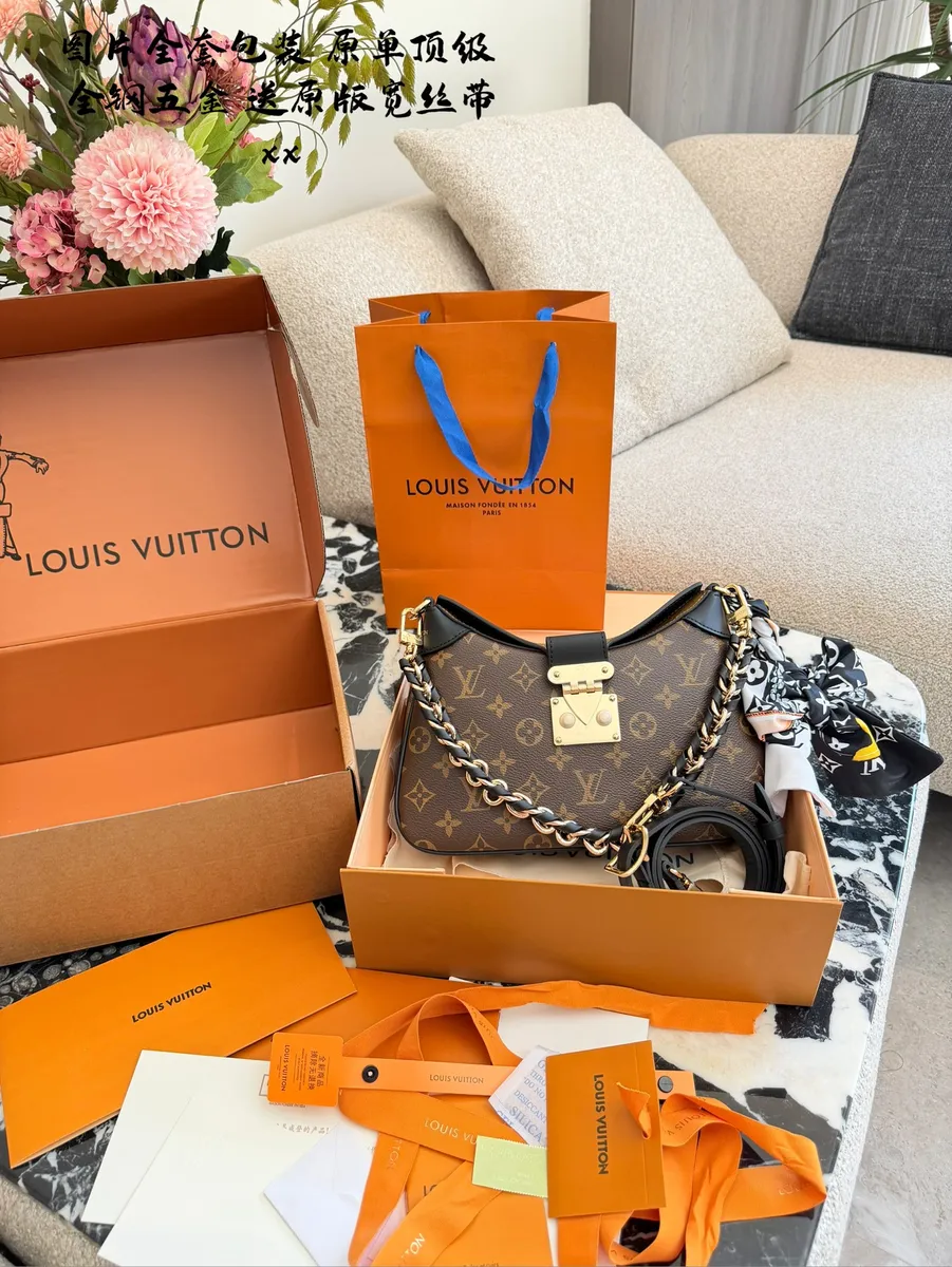 Louis Vuitton Croissant Canvas Monogram Crossbody Bag - 29 cm — source photograph 1 of 3