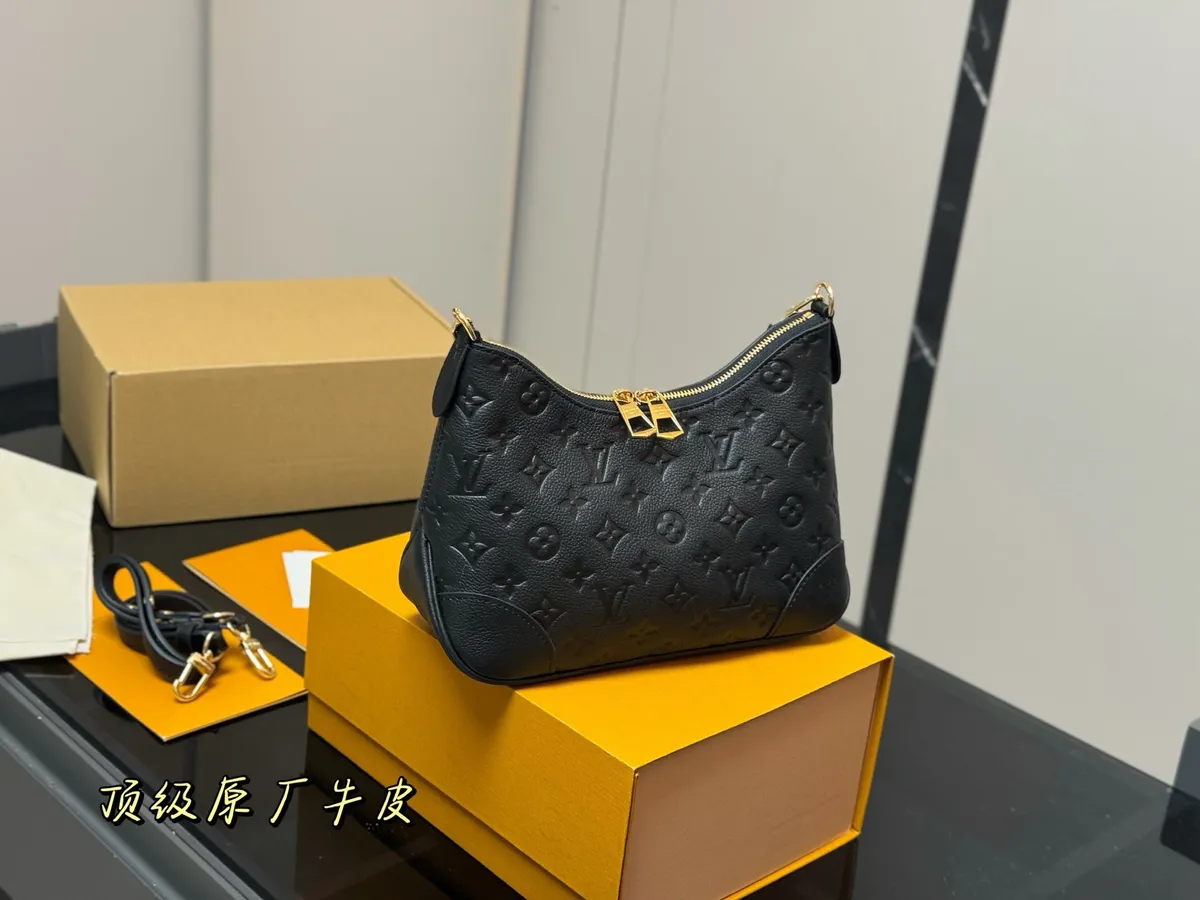 Louis Vuitton Croissant Chain Crossbody Bag - 29 × 16 cm — source photograph 1 of 3