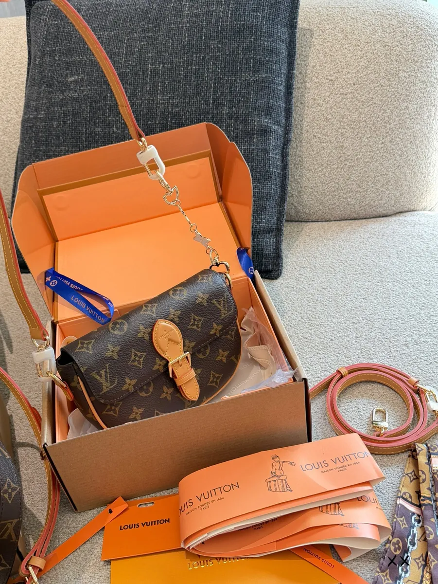 Louis Vuitton Diane Canvas Monogram Crossbody Bag - 18 cm — source photograph 1 of 3