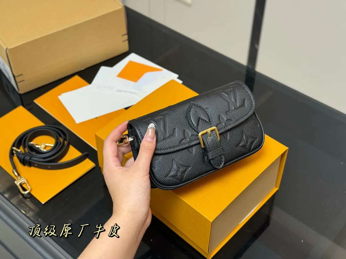 Louis Vuitton Diane Shoulder Bag - 19 × 11 cm — source photograph 1 of 3