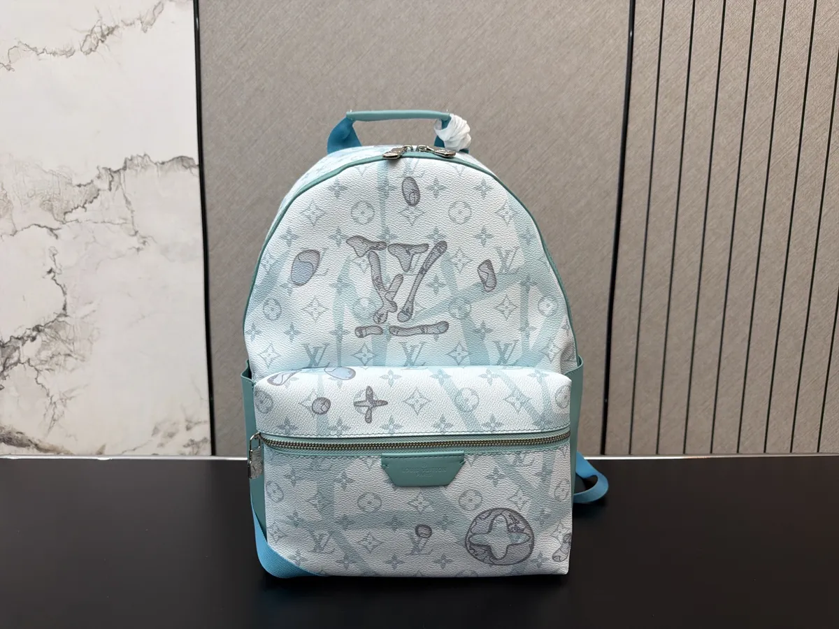 Louis Vuitton Discovery Backpack - 32 × 42 cm — source photograph 1 of 3